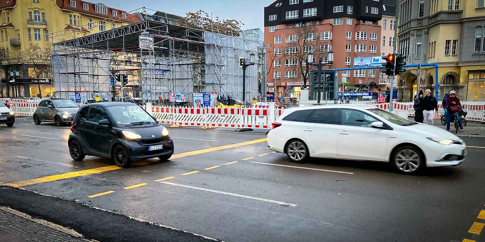 Nach der Havarie eines Kanalbauwerks auf dem Kaiserdamm in Charlottenburg rollt der Verkehr wieder.