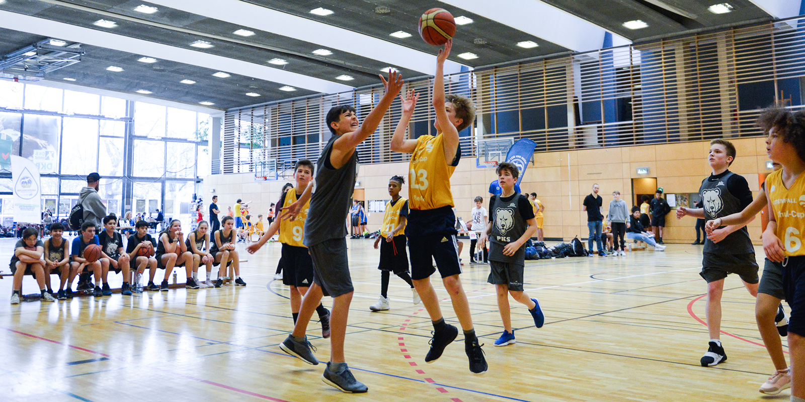 Schüler spielen Basketball bei der ALBA Oberschulliga powered by Berliner Wasser
