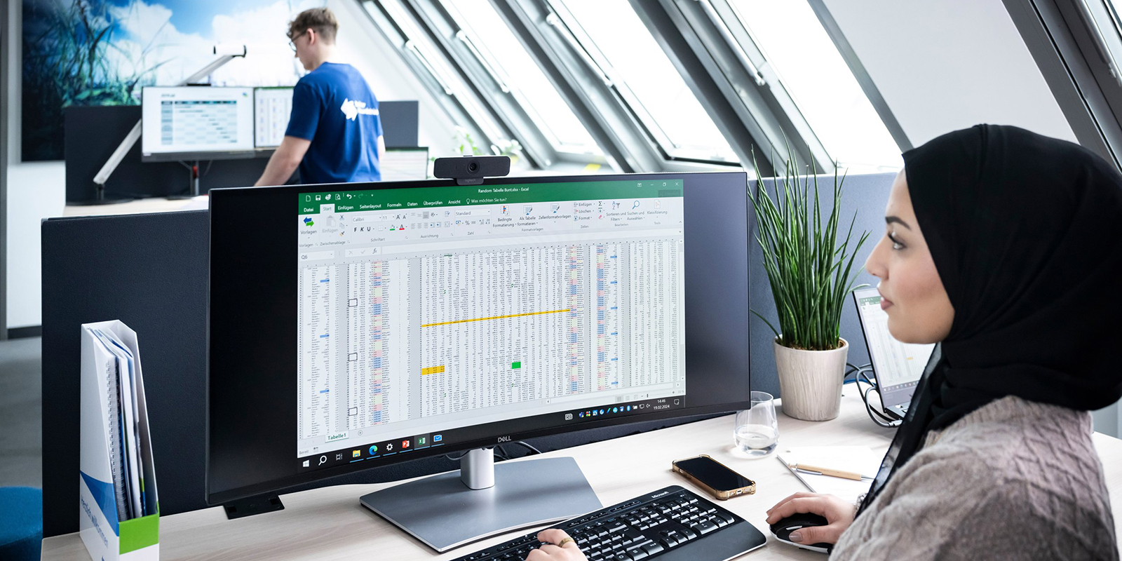 Junge Muslima arbeitet im Büro
