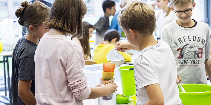 Schüler:innen bei Wasserprojekt