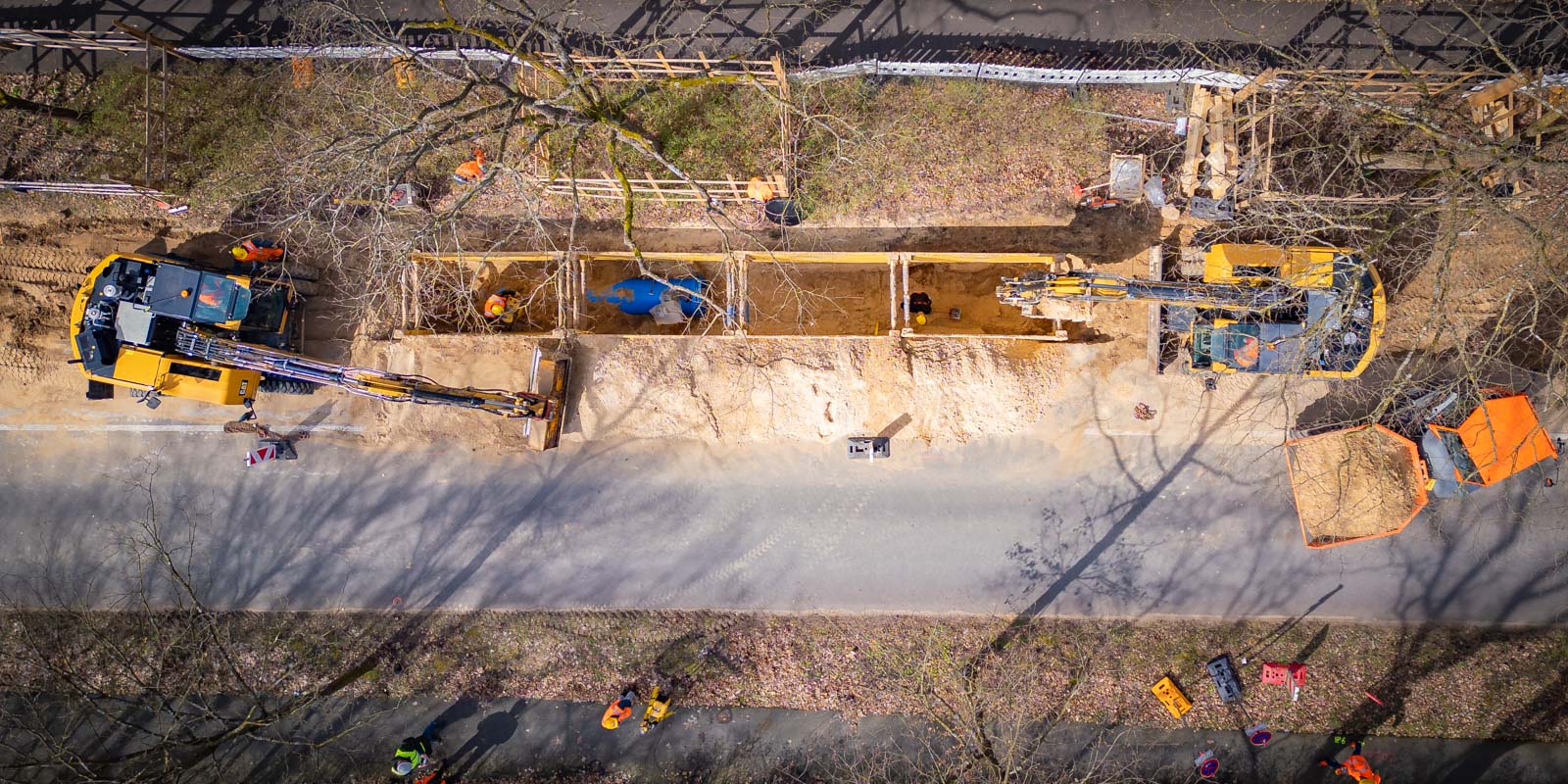 Luftaufnahme einer Baustelle, bei der Wasserleitungen verlegt werden