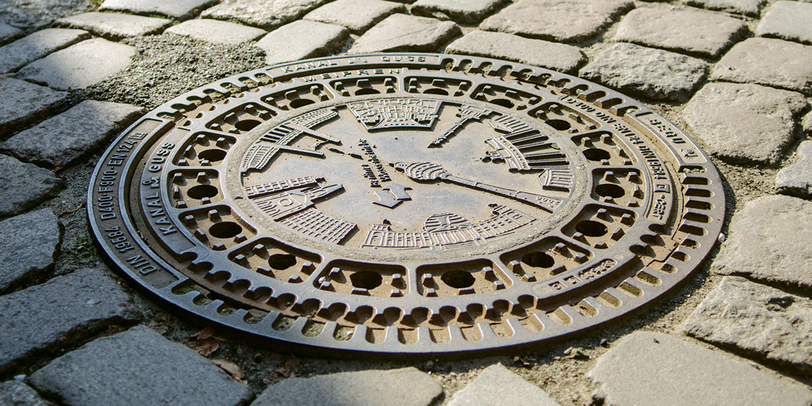 Schachtdeckel der Berliner Wasserbetriebe auf der Straße