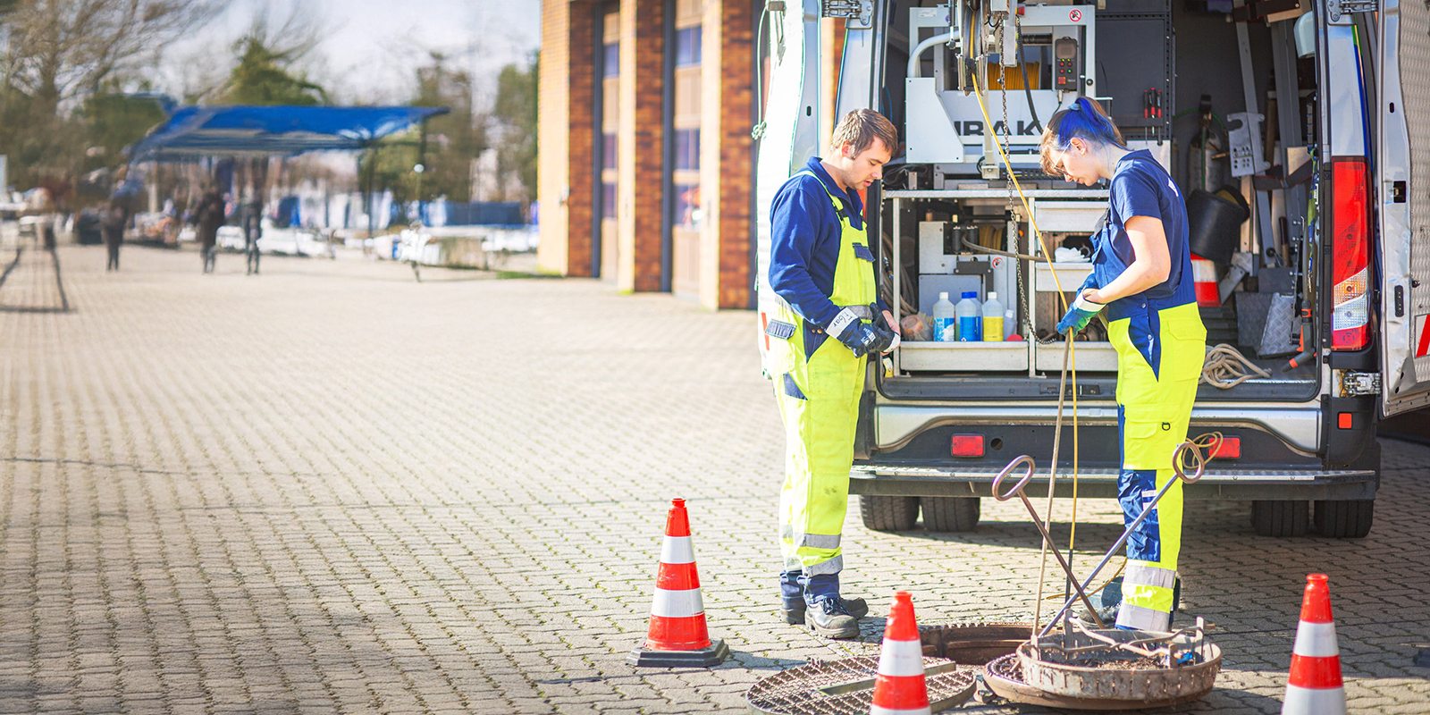 Zwei Kanalarbeiter arbeiten am Kanal