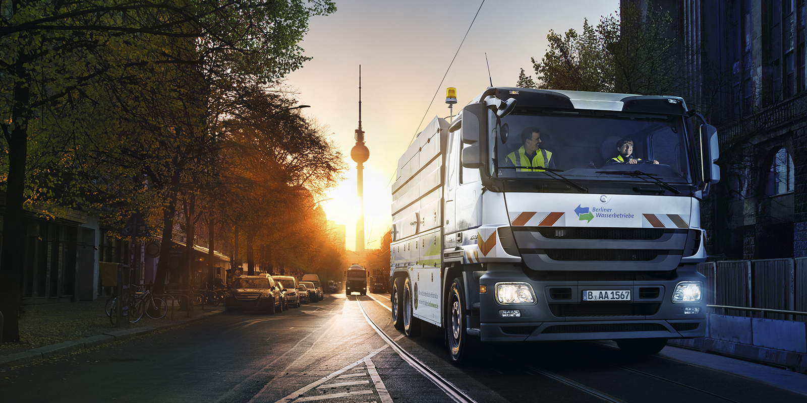 Ein HDSR-Fahrzeug  für die Kanalreinigung fährt bei Nacht über Berlins Straßen