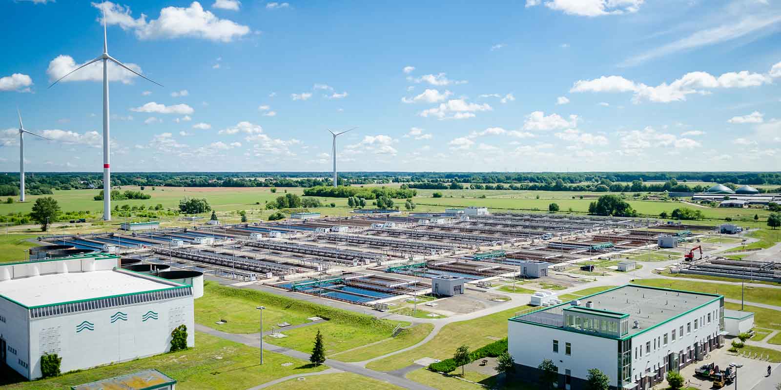 Aufnahme vom Klärwerk Schönerlinde mitten im Grün bei Sonnenschein