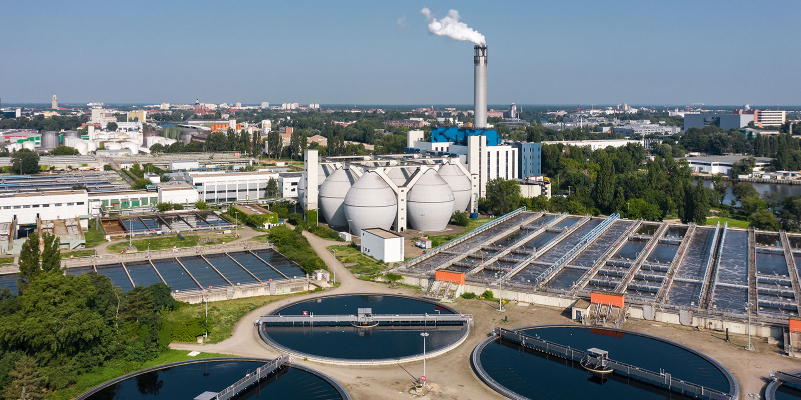 Klärwerk Ruhleben mit den Nachklärbecken im Vordergrund