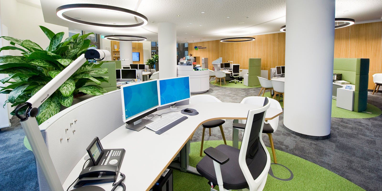 Das Kundenzentrum der Berliner Wasserbetriebe in modernem und freundlich-hellem Büroambiente