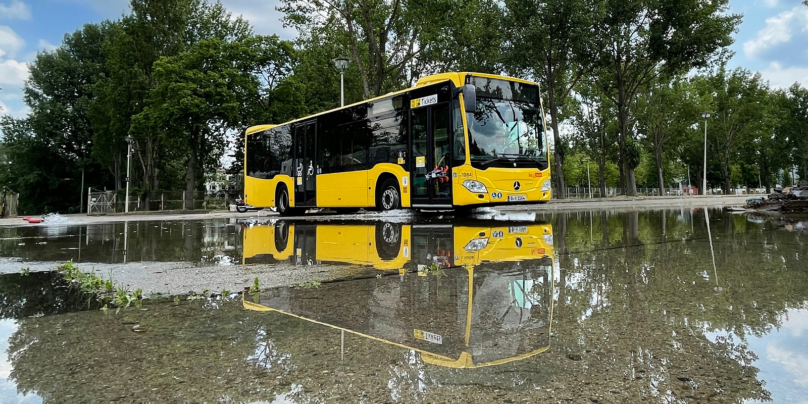Bus der BVG mit mobiler Sensorik fährt über gefluteten Platz