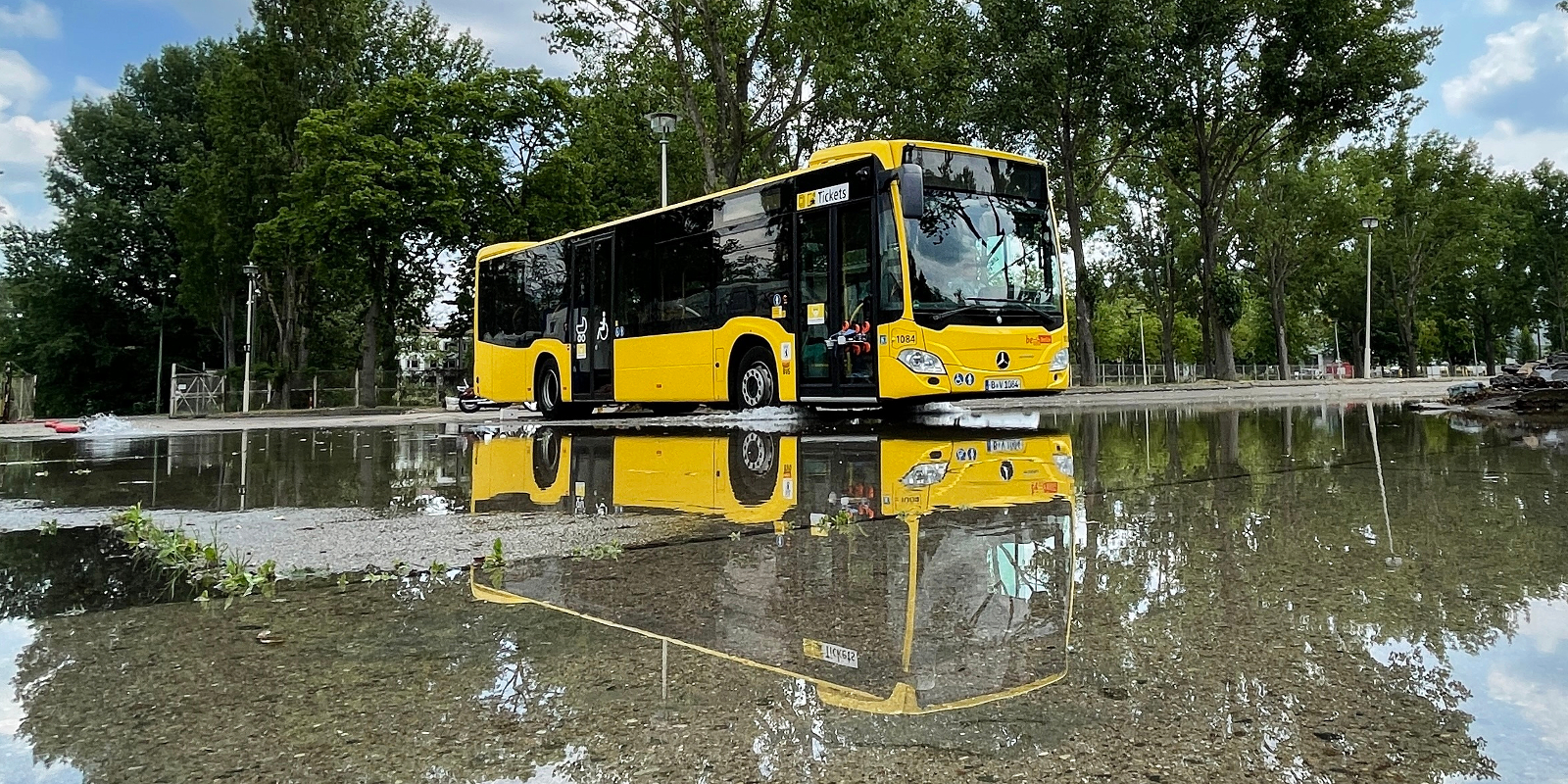 Bus der BVG mit mobiler Sensorik fährt über gefluteten Platz