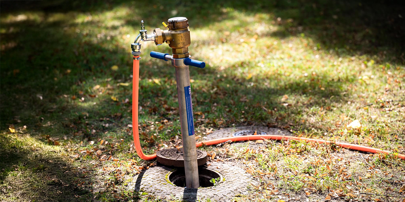 Ein in der Straße installiertes Standrohr für die Wasserversorgung