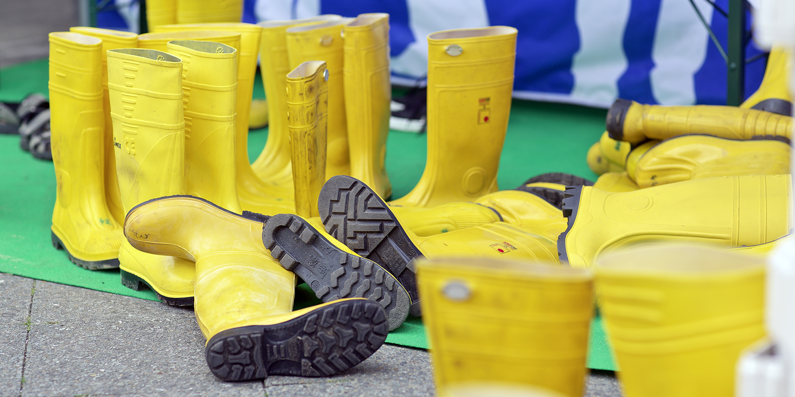 Gelbe Gummistiefel beim Tag des offenen Kanals