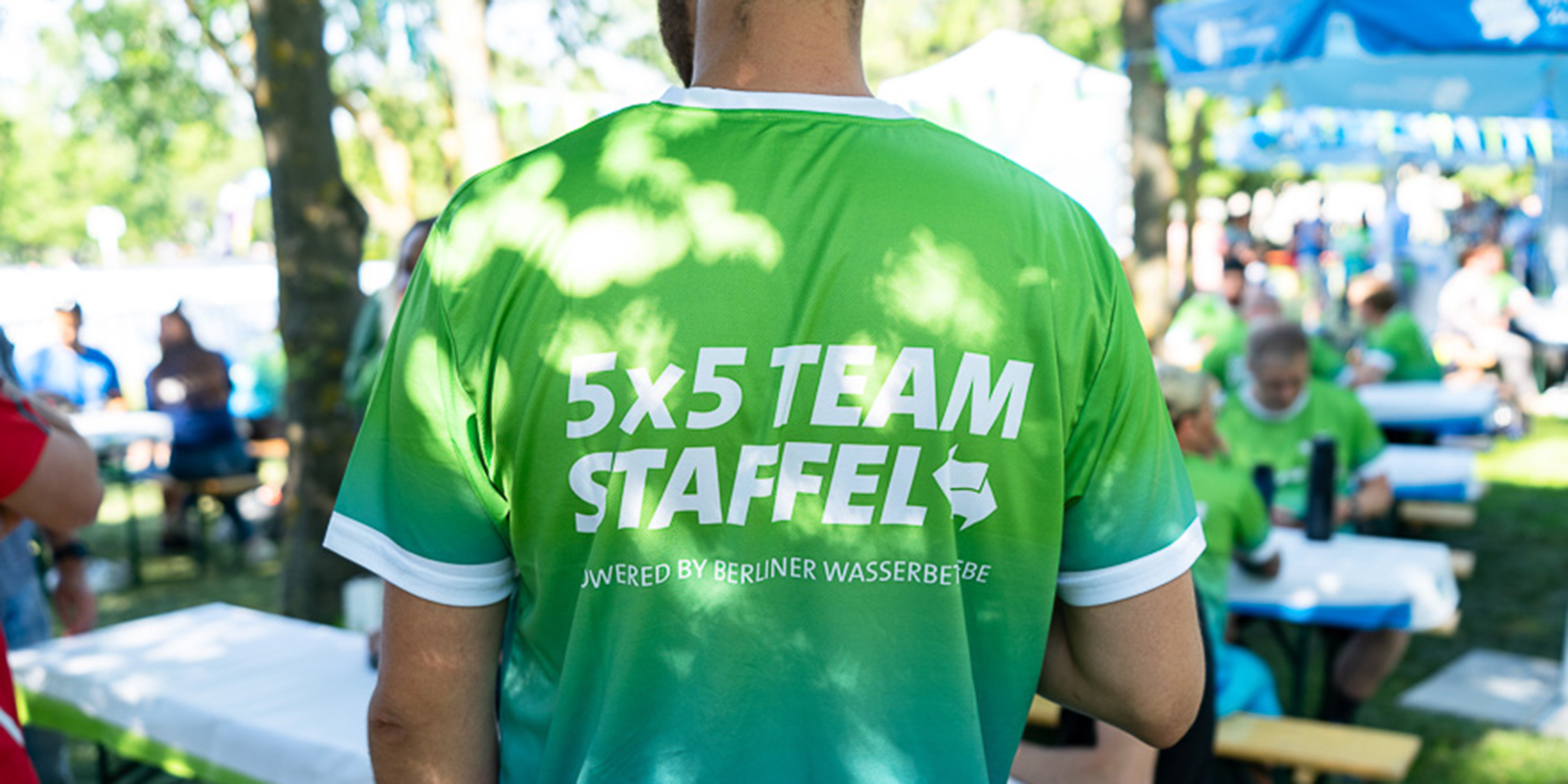 T-Shirt mit Aufschrift 5x5 km Teamstaffel eines Staffelläufers