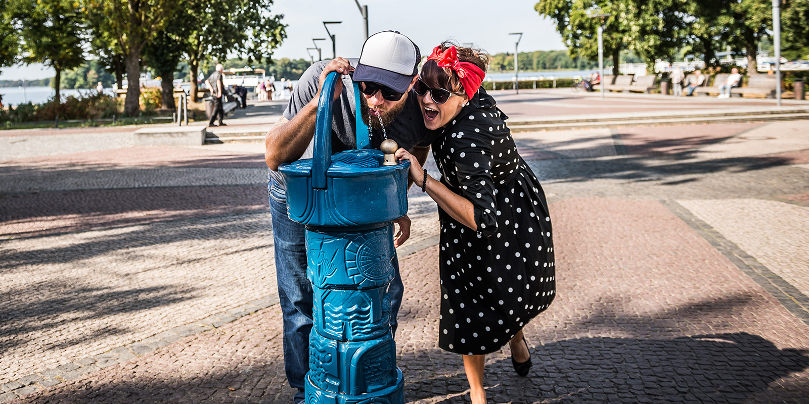 Pärchen an einem Trinkbrunnen