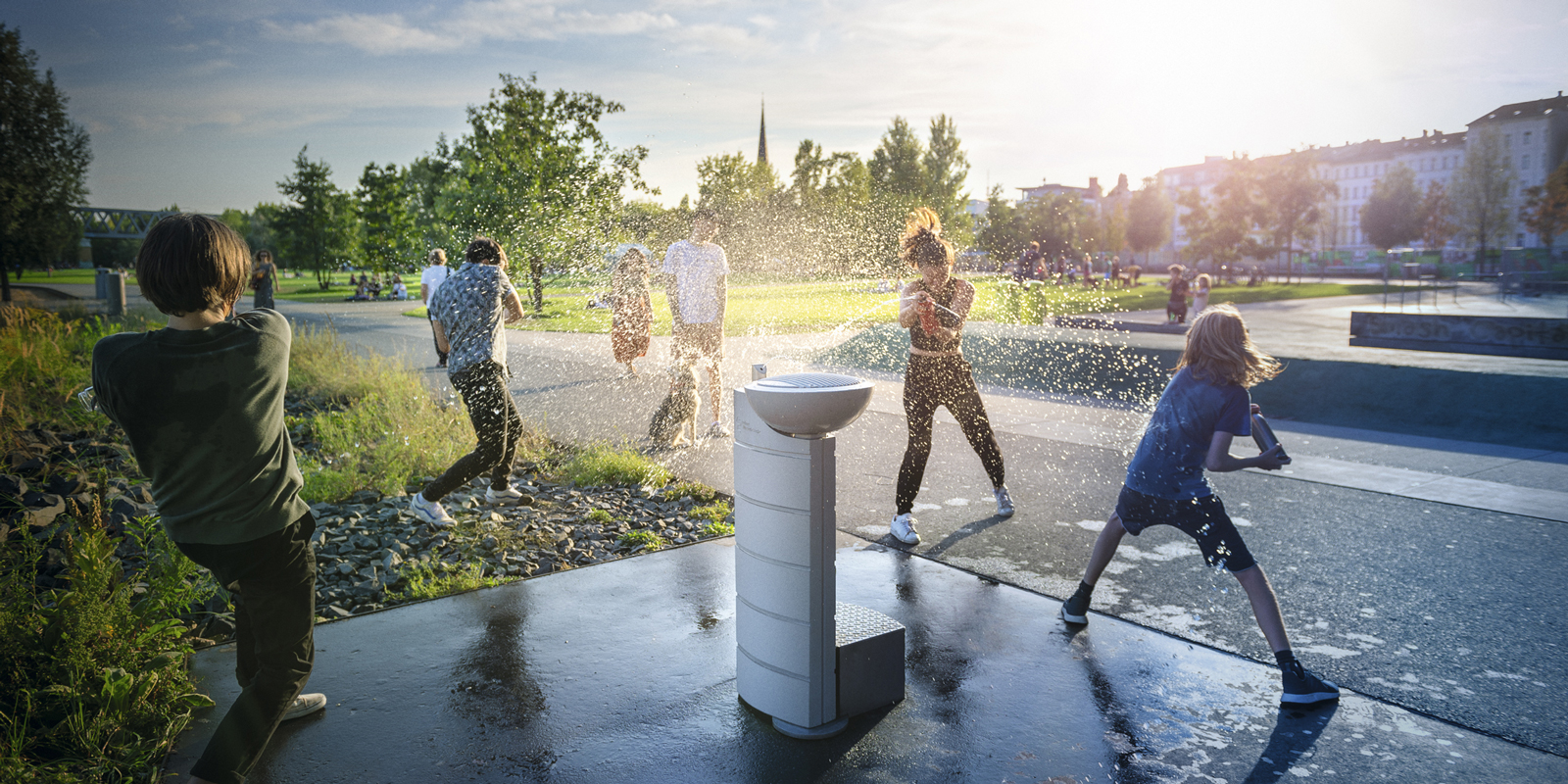 Jugendliche am Trinkbrunnen im Park Gleisdreieck