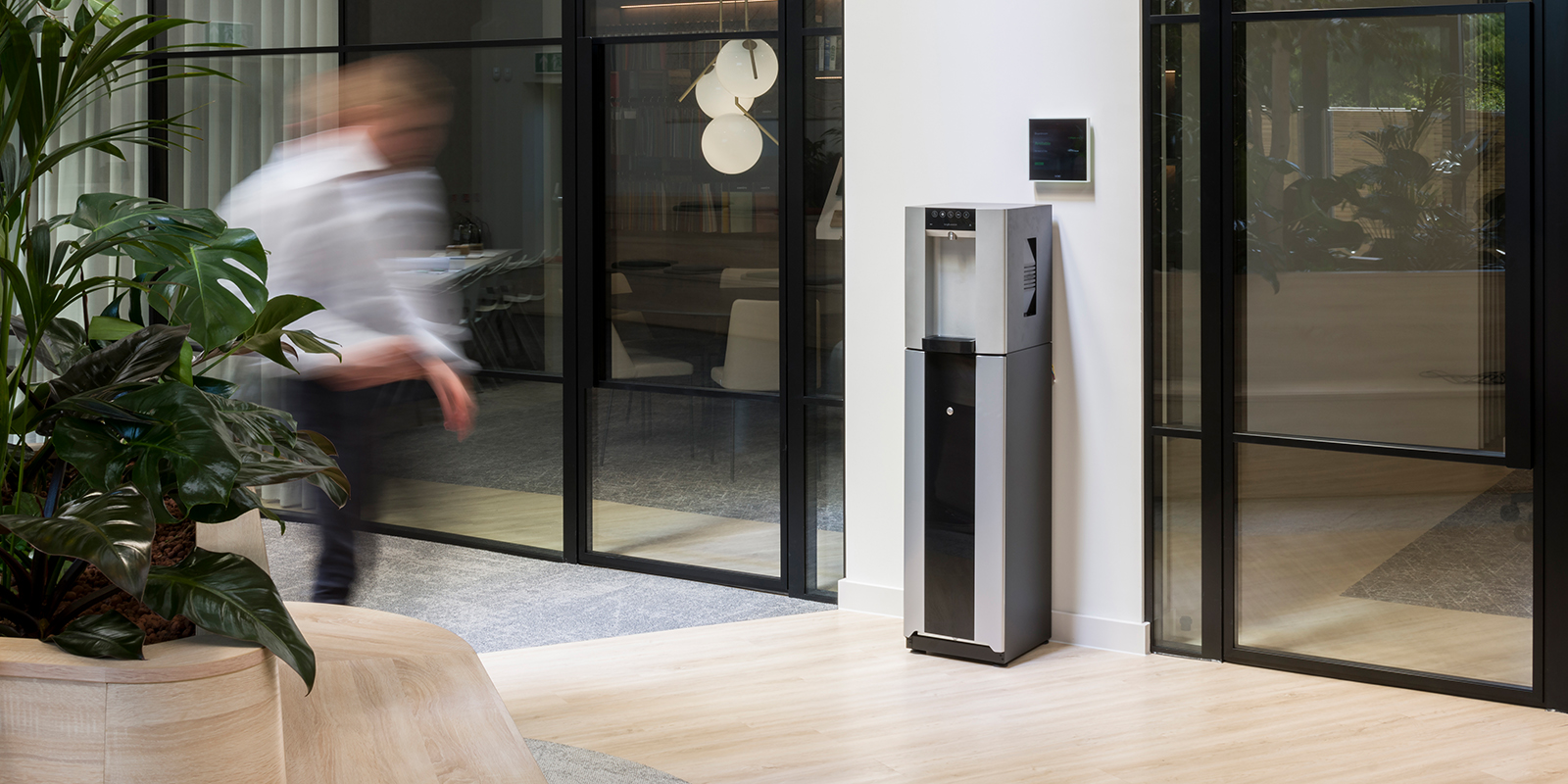 Wasserspender in einer Hotellobby