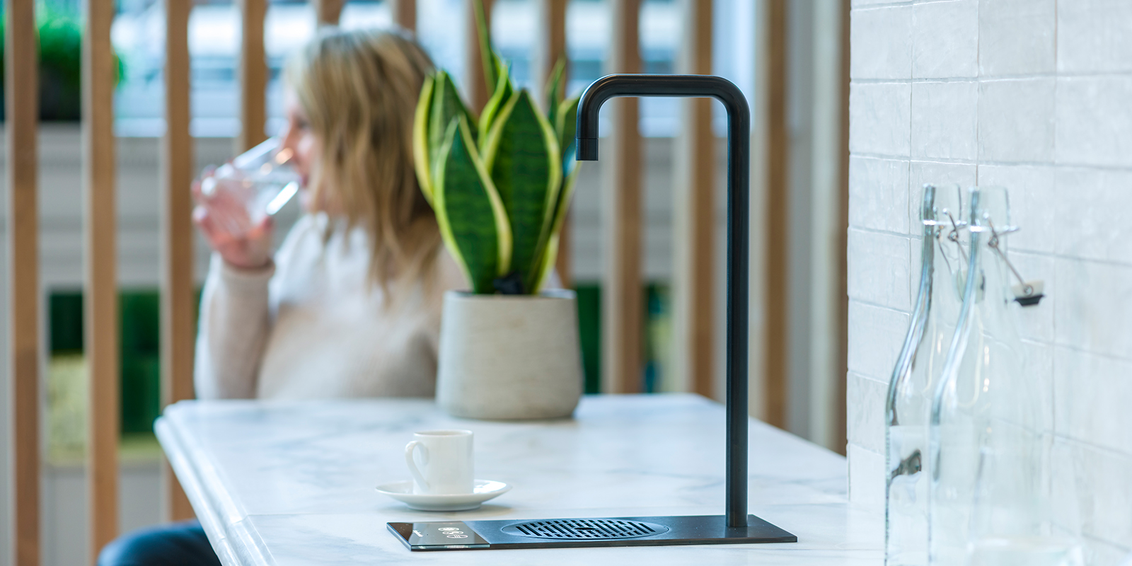 Buffetszene in einem Hotel mit Wasserspender