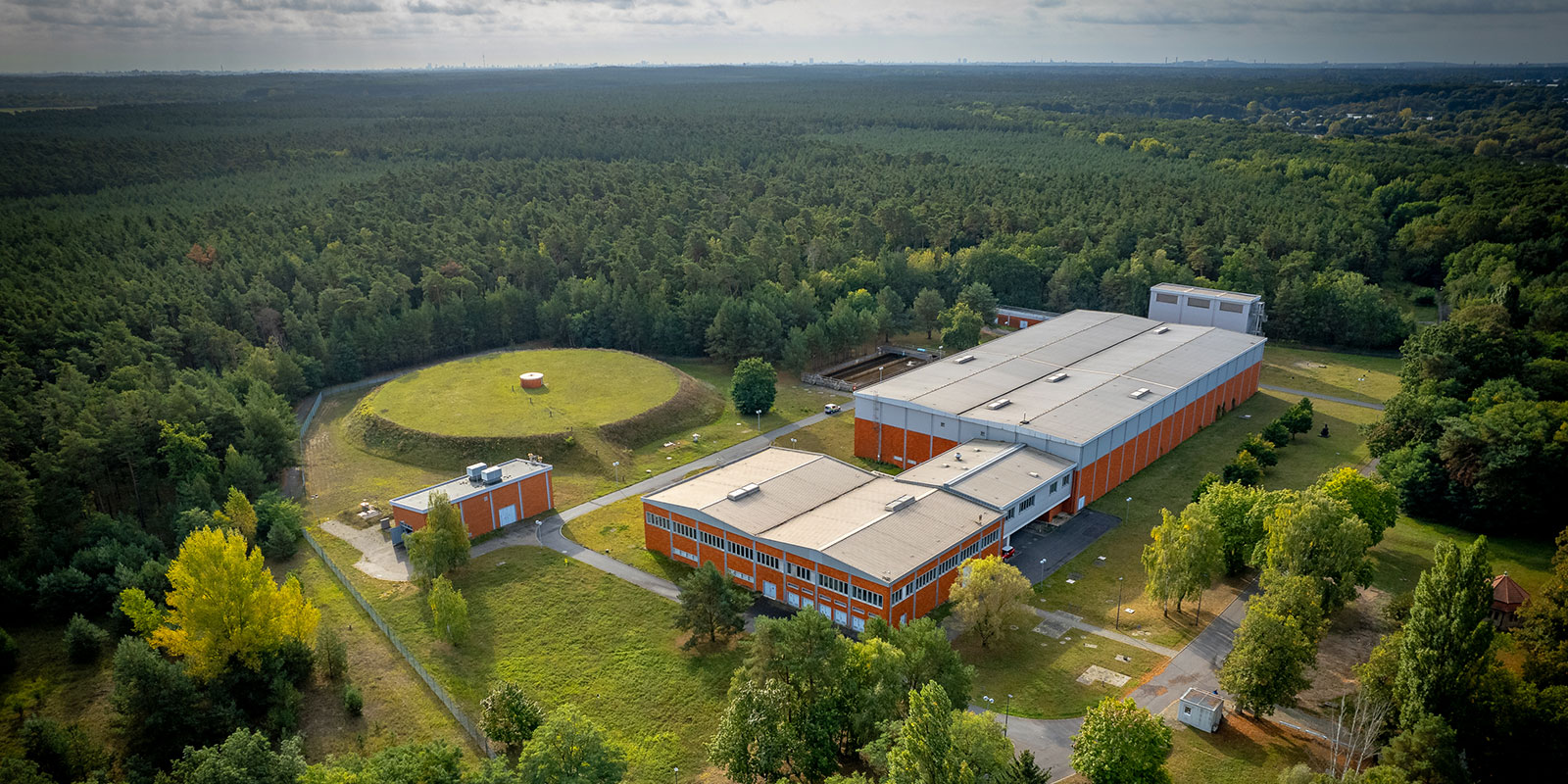 Luftaufnahme vom Wasserwerk Stolpe mitten im Wald