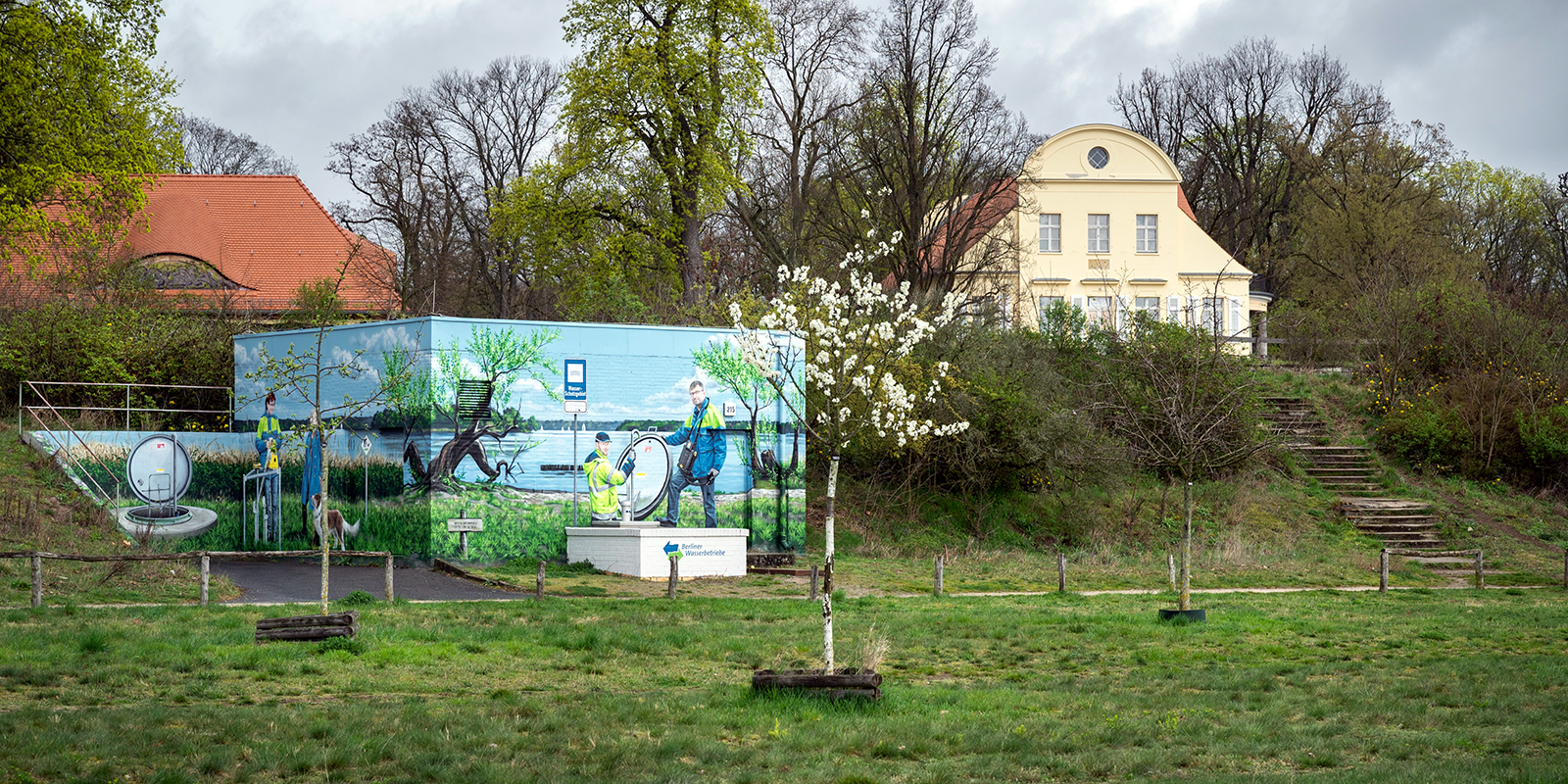Wasserwerk Kladow an der Havel, im Vordergrund steht ein Grafitti besprühtes Pumpenhaus