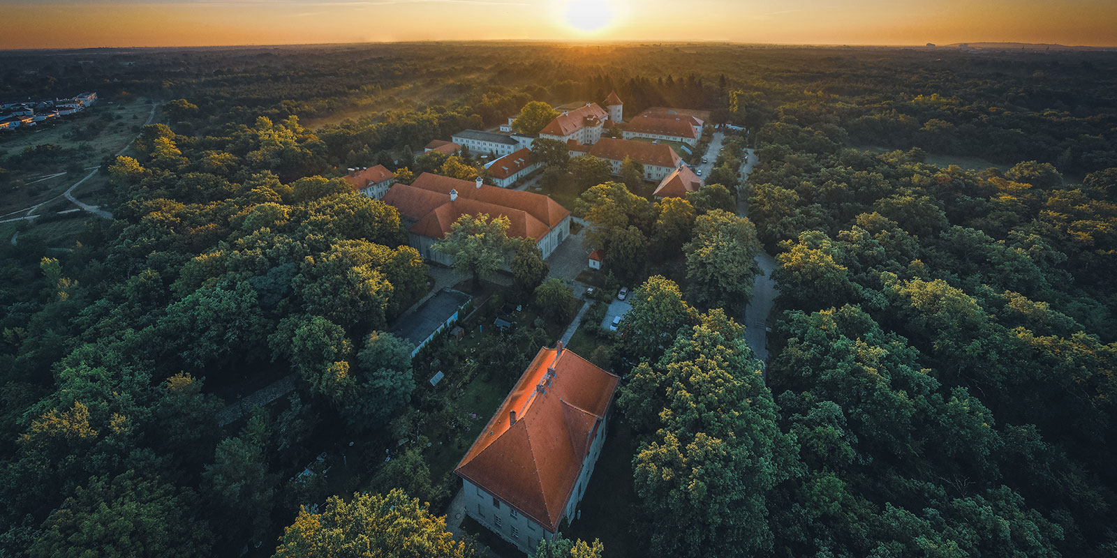 Wasserwerk Wuhlheide im Sonnenuntergang aus der Luft