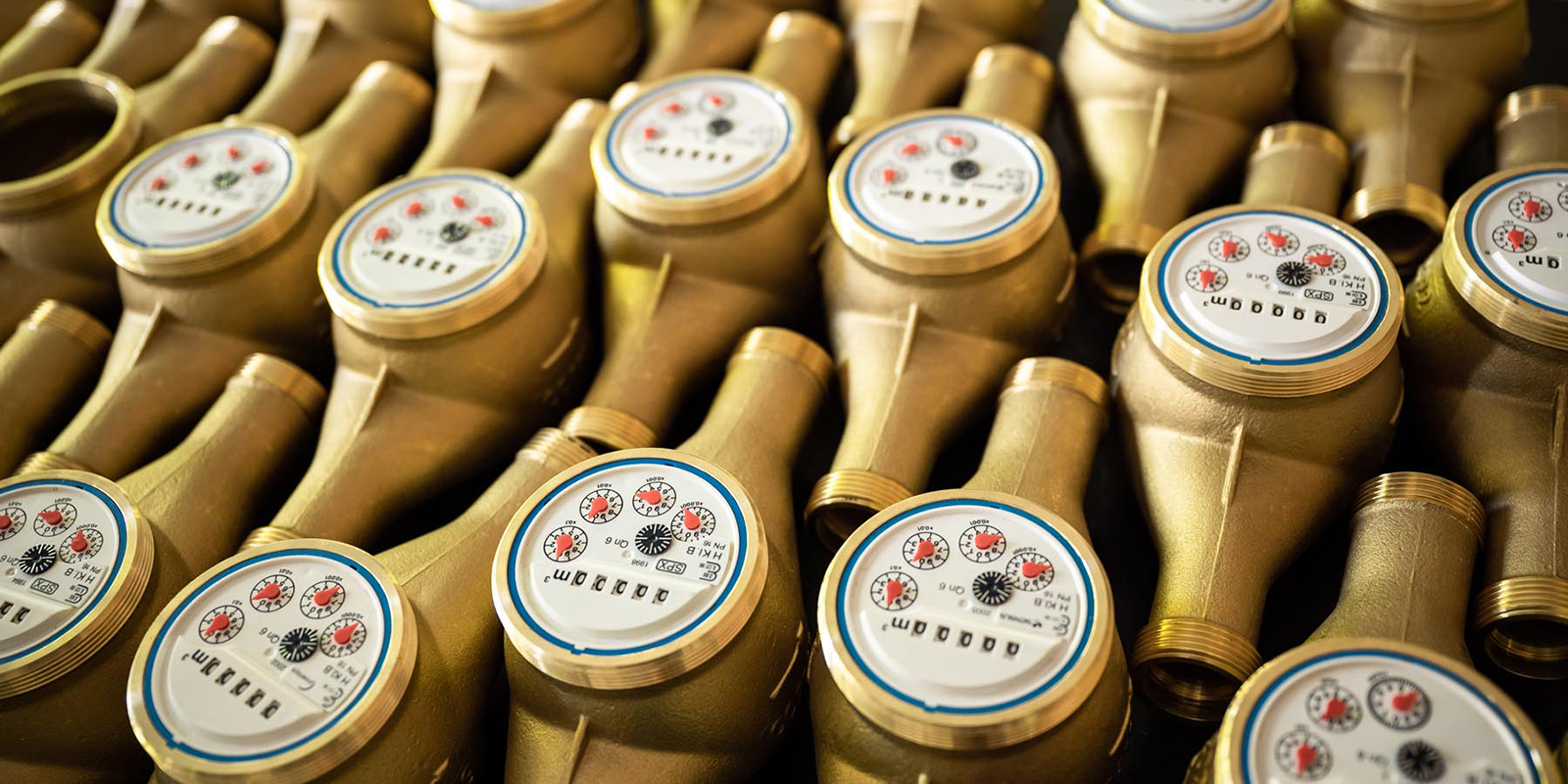 Zwei Wasserzähler im Keller