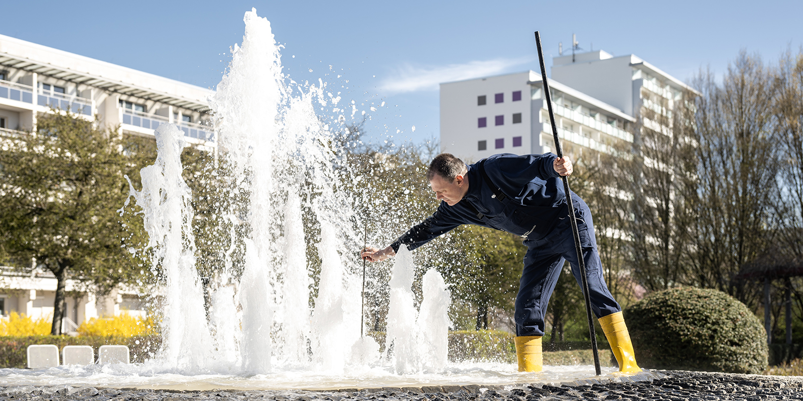 Mitarbeiter der Wasserbetrioebe im Brunnen auf dem Clara-Zetkin-Platz