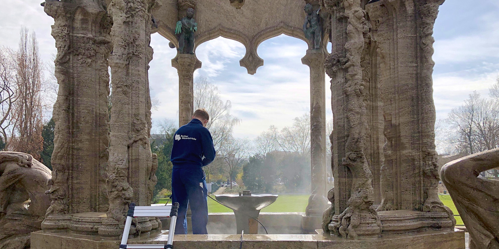 Ein Zierbrunnen wird für den Frühling frisch gemacht