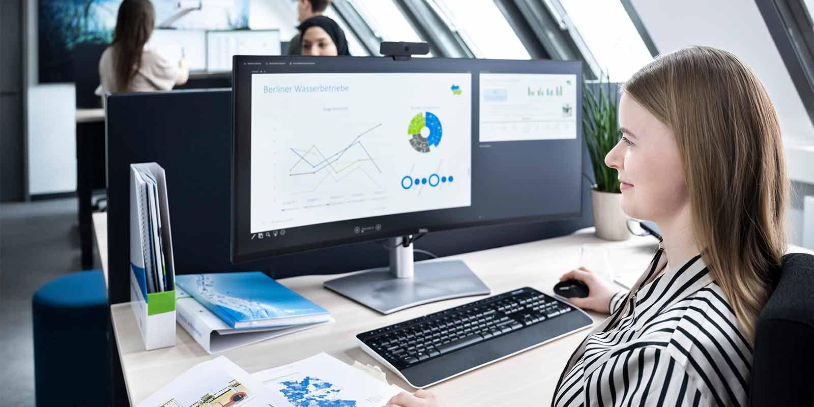 Eine Frau schaut auf einen Computerbildschirm in einem Büro