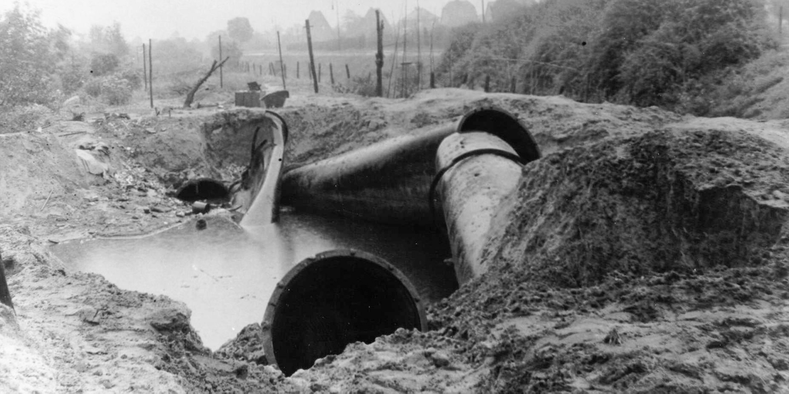 Historische Fotografie Kriegsschäden an Leitungen