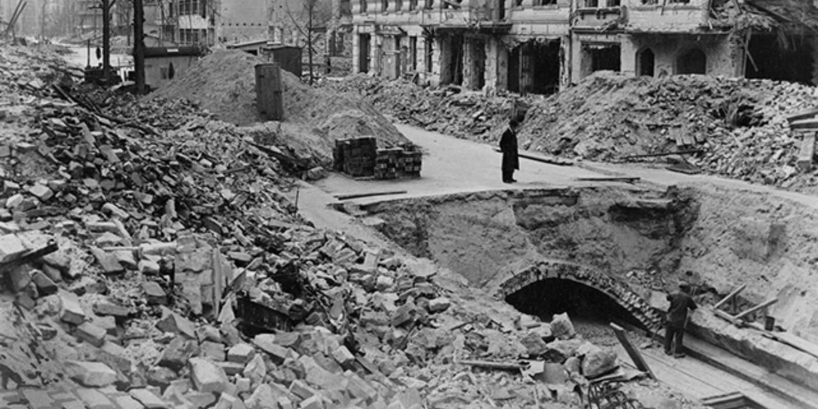 Historische Fotografie Reparaturen nach Bombentreffer