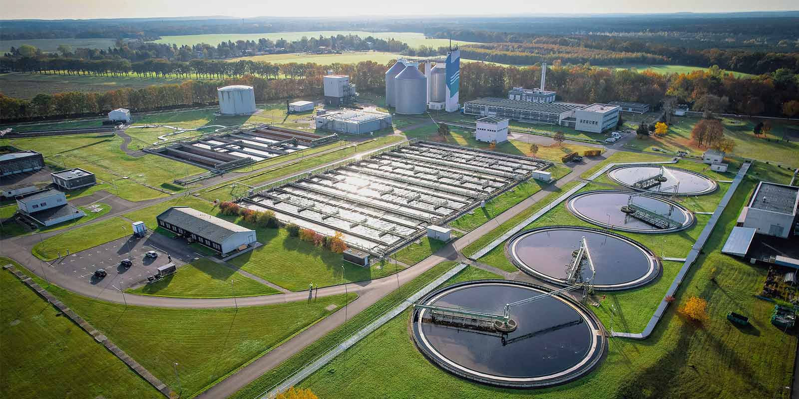 Blick auf die Nachklärbecken des Klärwerks Münchehofe