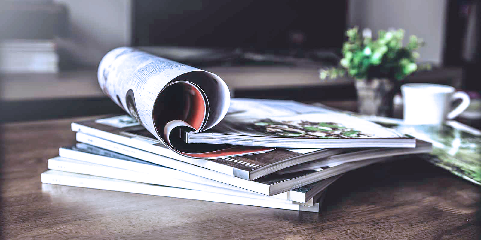 Ein paar Magazine liegen übereinander auf einem Tisch