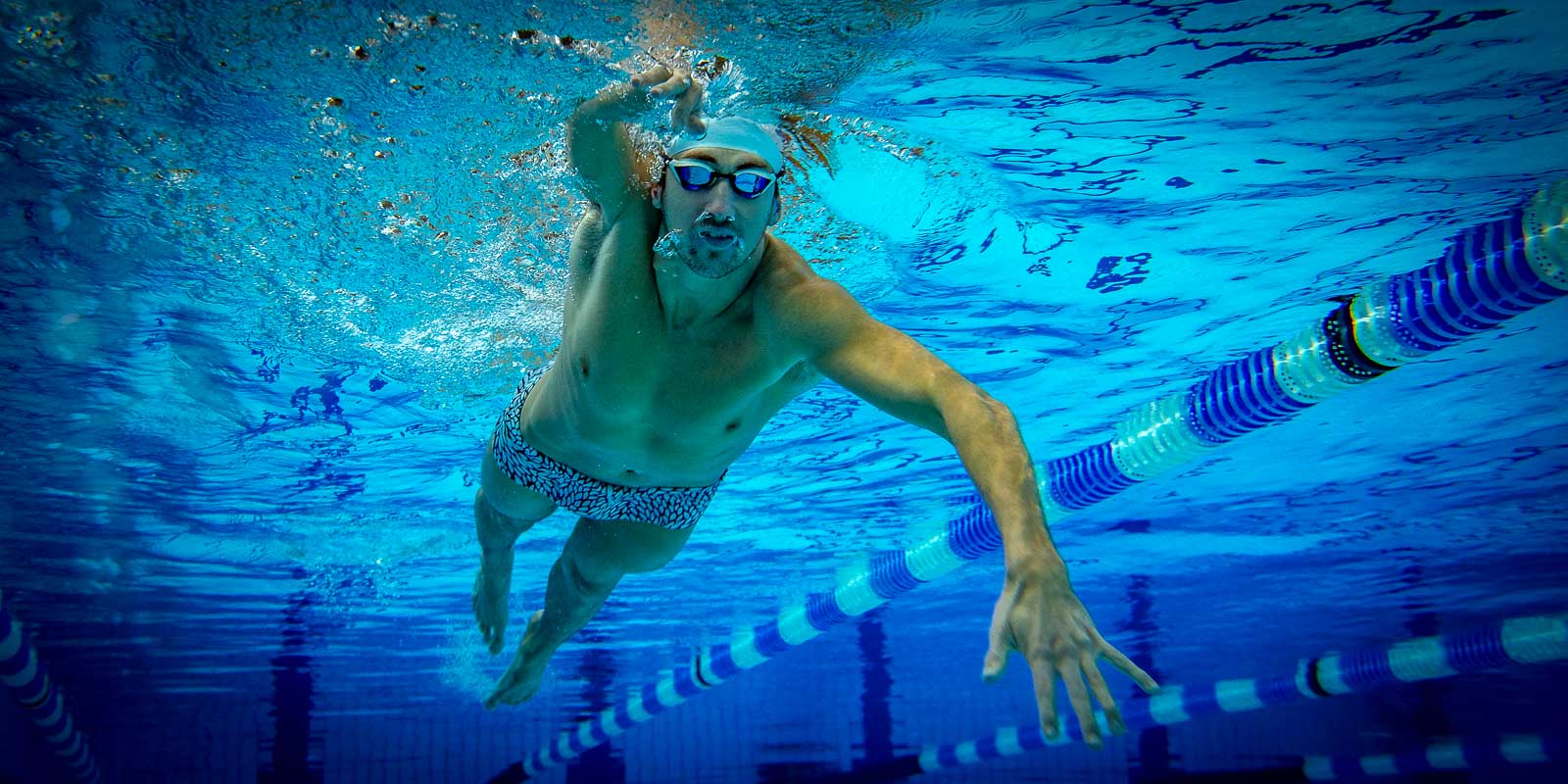 Malte schwimmt eine Bahn im Wasser