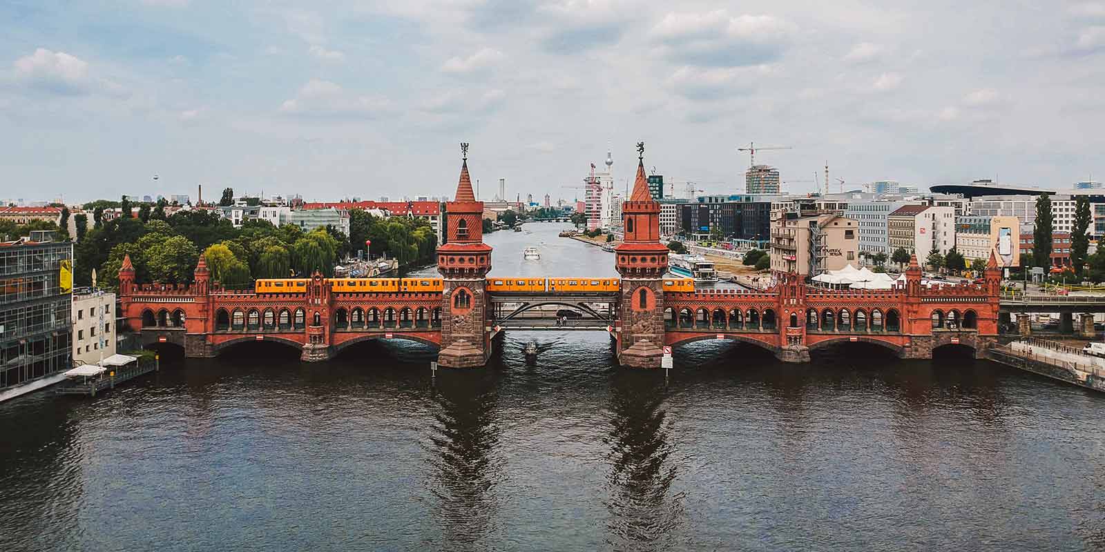 Blick über die Spree auf die Oberbaumbrücke