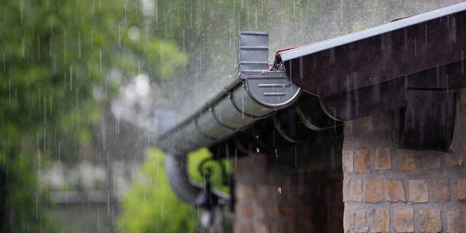 Regenwasser läuft in eine Dachrinne