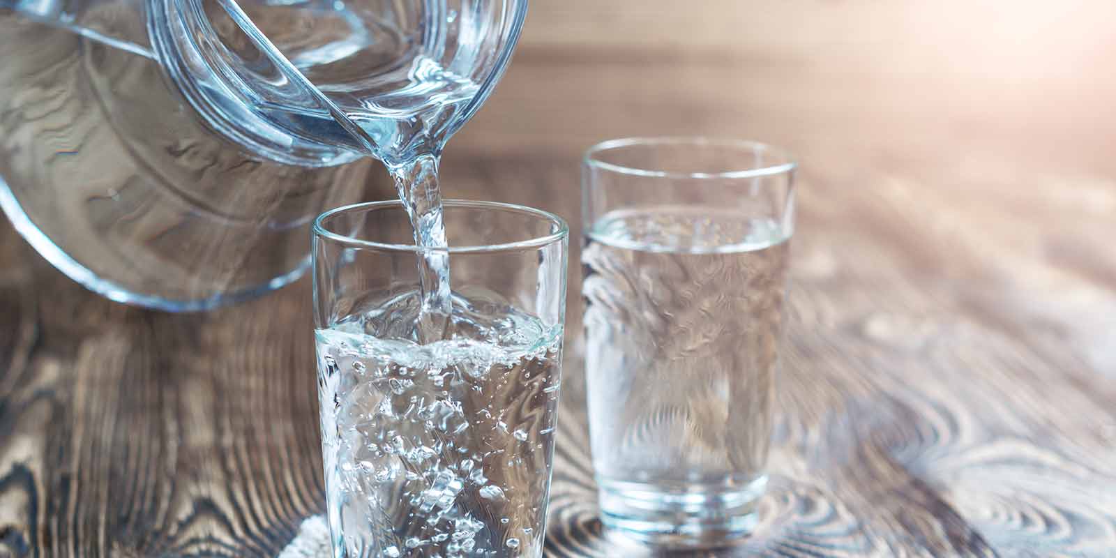 Wasser wird in ein Glas gegossen