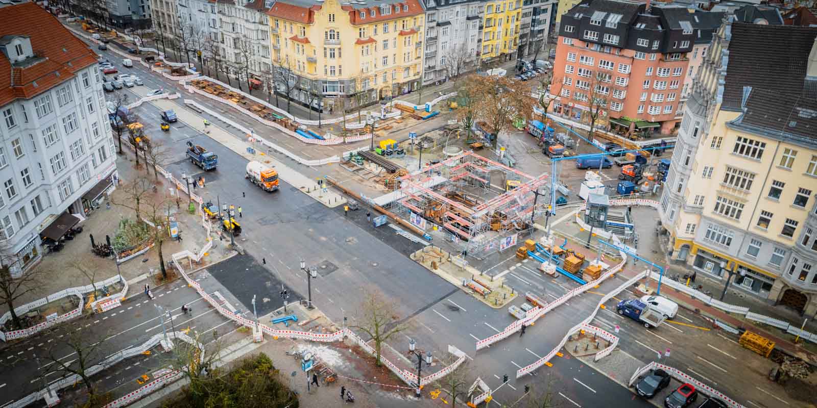 Der Kaiserdamm in Charlottenburg kurz vor der Freigabe des Verkehrs. Die aufwändige Reparatur eines Kanalbauwerks hatte zu einer Vollsperrung geführt.