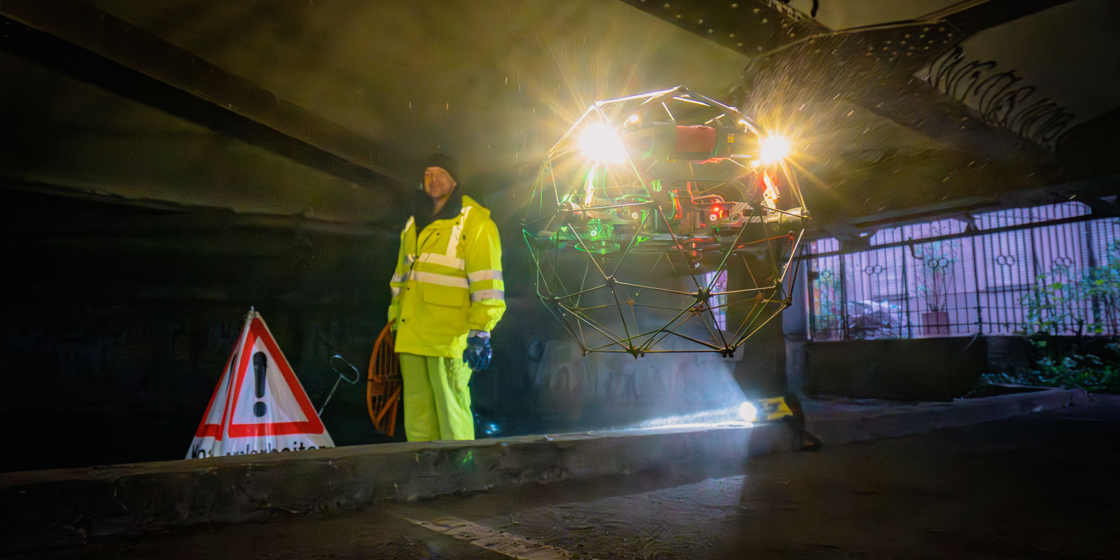 Mitarbeiter der Berliner Wasserbetriebe bei einer Drohneninspektion im Kanal