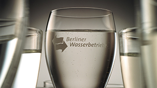 Wasserglas mit BWB-Logo