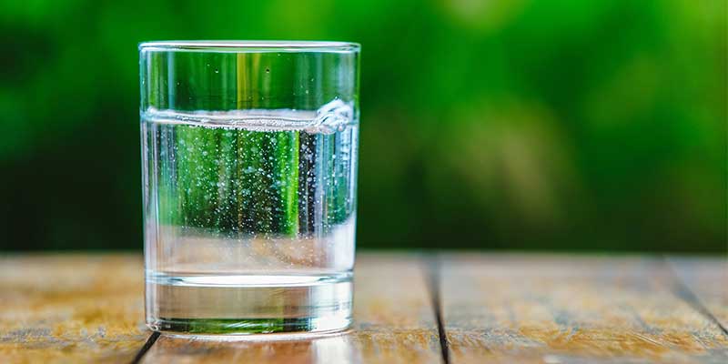 Kind stellt den laufenden Wasserhahn ab