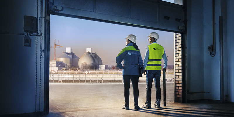 Zwei Ingenieure stehen in einer Halle