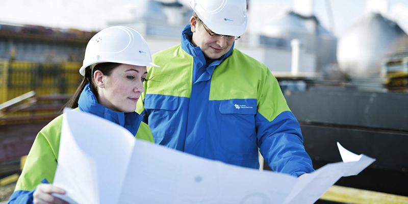 Ingenieurinnen stehen zusammen am Plan