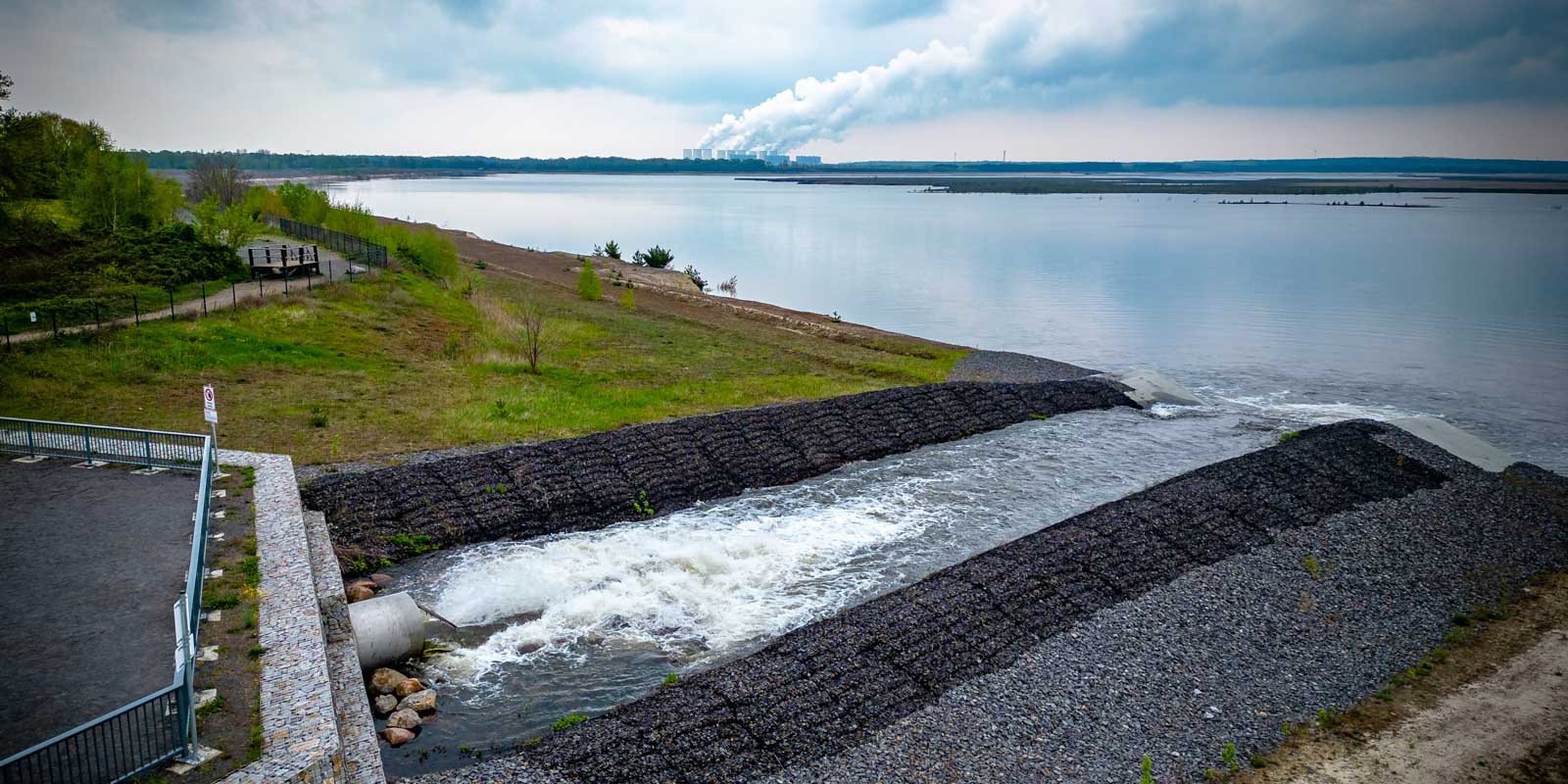 Wasser fließt in den Cottbuser Ostsee, den ehemaligen Tagebau Cottbus-Nord