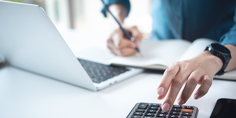 Hand mit Taschenrechner