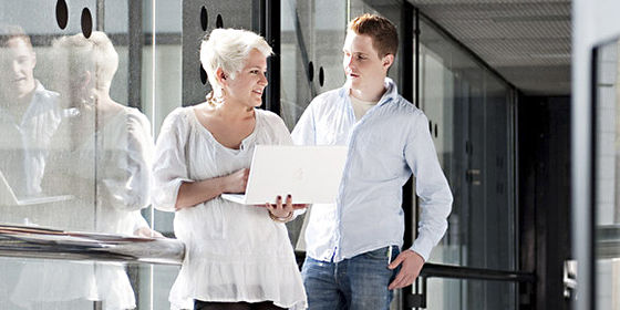 Zwei Studenten stehen zusammen und unterhalten sich