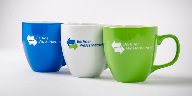 farbige Tassen mit dem Logo der Berliner Wasserbetriebe