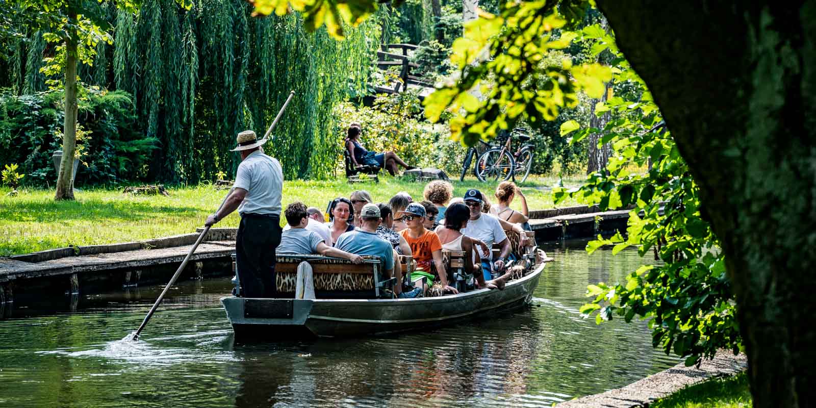 Kahn im Spreewald mit Touristen
