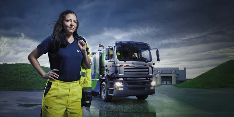 Kanalarbeiterin steht vor ihrem Fahrzeug