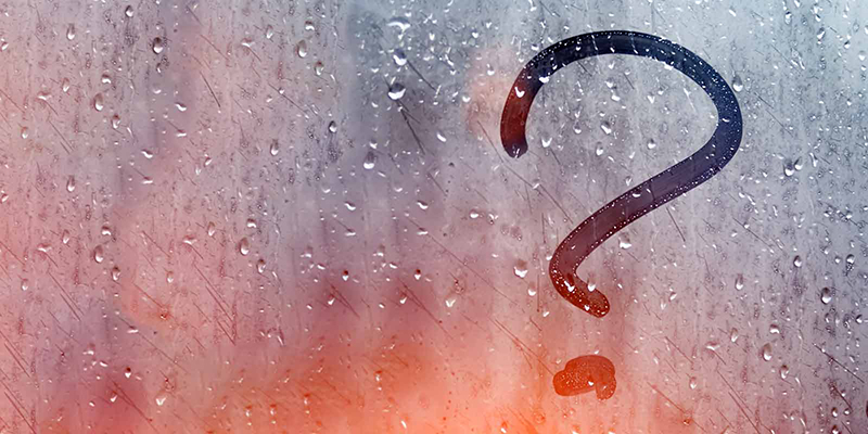 Gemaltes Fragezeichen auf eine kondensierten Glascheibe