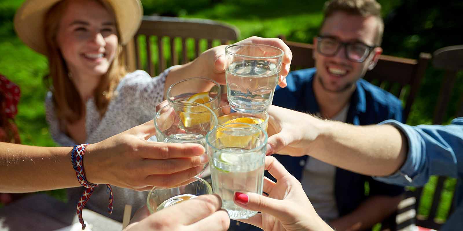 eine Gruppe von Leuten stößt mit Trinkwasser an