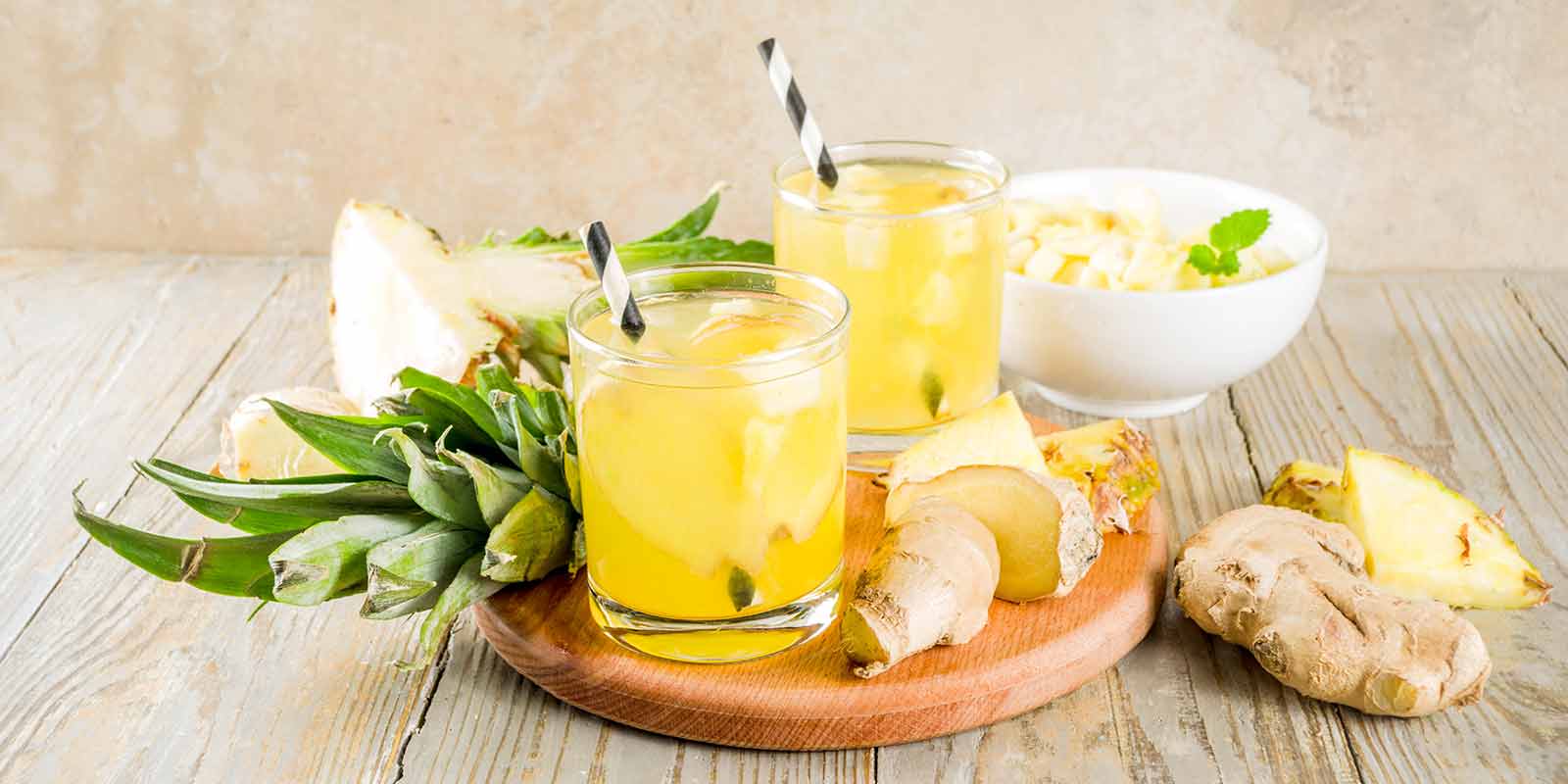 Gläser gefüllt mit Wasser, Ananas und Ingwer